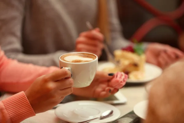 Donna che mangia in caffè — Foto Stock