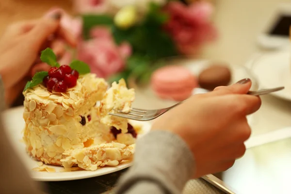 Donna mangiare torta nel caffè — Foto Stock