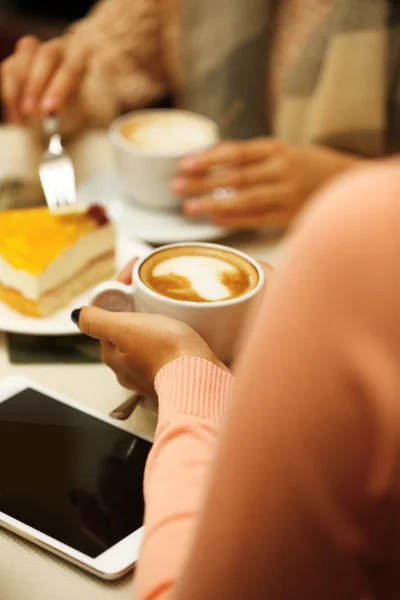 平板电脑和咖啡在咖啡馆里的女人 — 图库照片