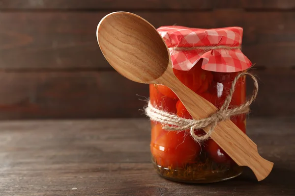 木製の背景に缶詰のトマトの瓶 — ストック写真
