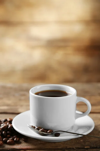 Taza de granos de café y café — Foto de Stock