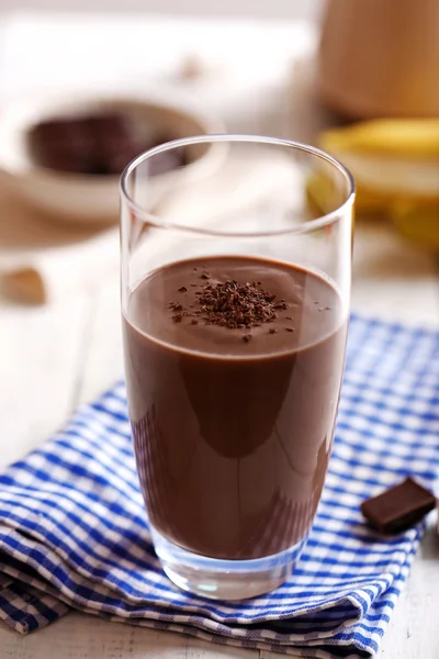 Glass of chocolate milk on table close-up — Stock Photo, Image