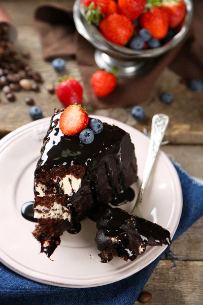 Gâteau au chocolat avec crème au chocolat — Photo