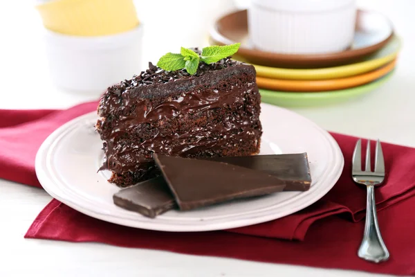 Bolo de chocolate com creme de chocolate — Fotografia de Stock