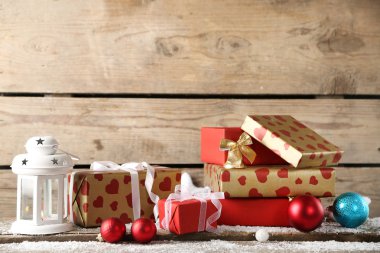 Tahta arka planda hediye kutuları