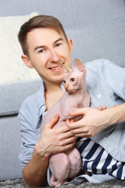 Yakışıklı delikanlı kedi evde katta aittir