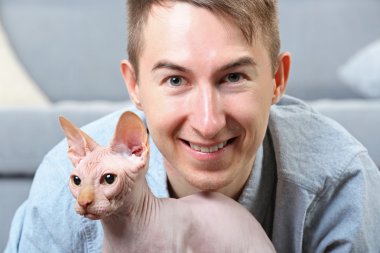 Yakışıklı delikanlı kedi evde katta aittir