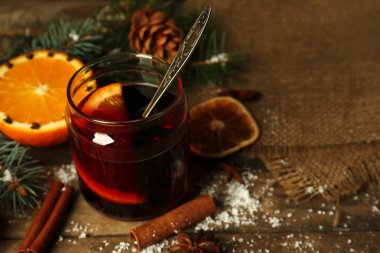 Cam banka dekore edilmiş ahşap masa üzerinde mulled şarap