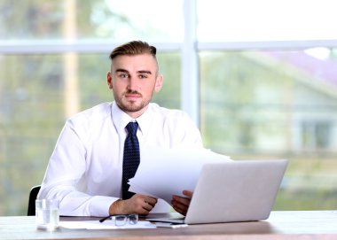 İşadamı dizüstü bilgisayarla çalışıyor