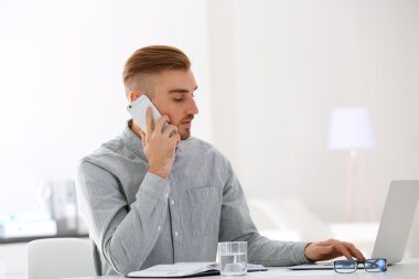 İşadamı dizüstü bilgisayarla çalışıyor