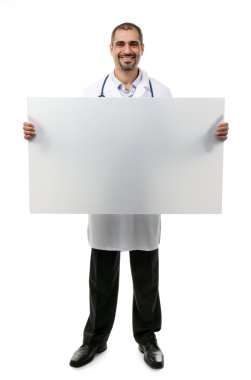 Doktor büyük beyaz tahta üzerinde beyaz arka plan izole elinde tutan