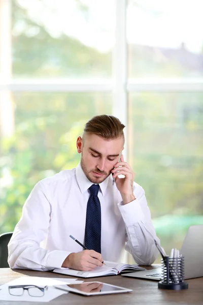 Biznesmen pracujący z laptopem — Zdjęcie stockowe