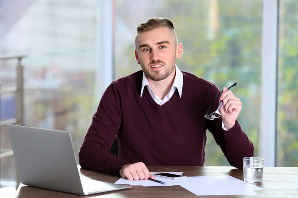 Geschäftsmann arbeitet mit Laptop — Stockfoto