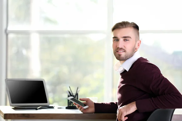 Uomo d'affari che lavora con il computer portatile — Foto Stock