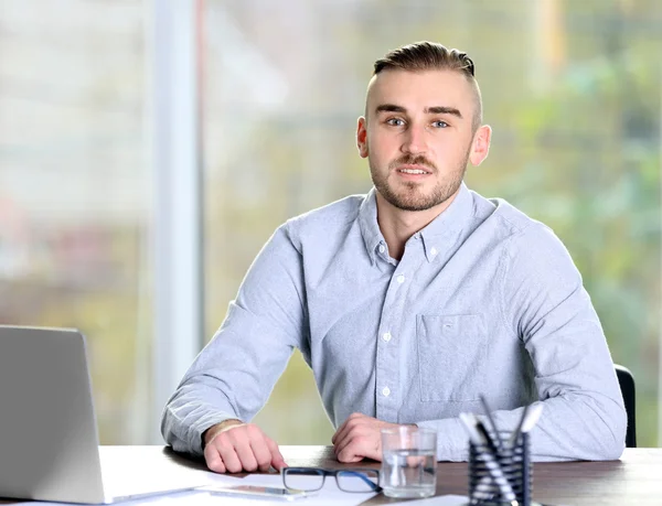 Zakenman werkt met laptop — Stockfoto