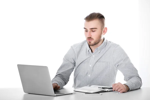 Zakenman werkt met laptop — Stockfoto