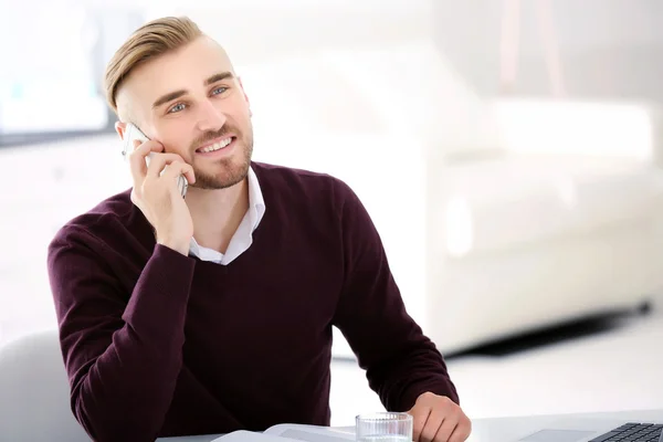 Homme d'affaires travaillant avec un ordinateur portable — Photo