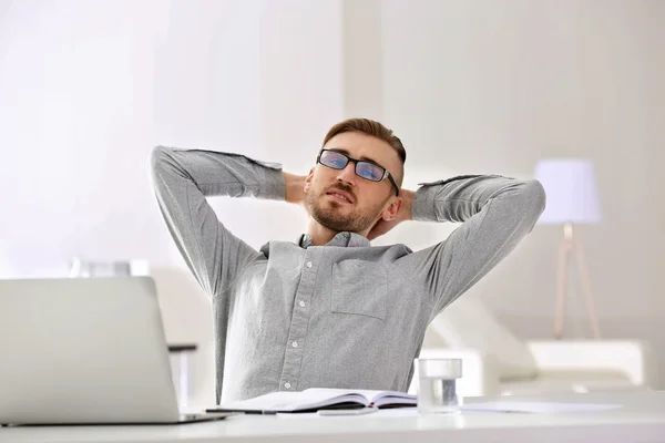 Zakenman werkt met laptop — Stockfoto