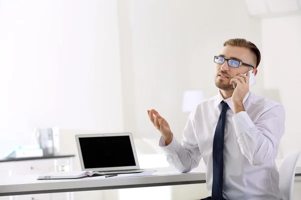 Empresario trabajando con portátil — Foto de Stock