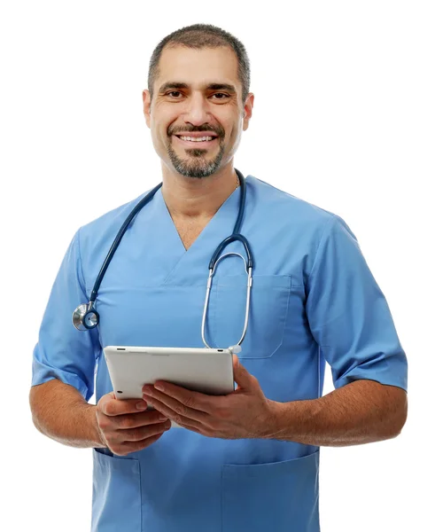 Portrait d'un médecin avec un comprimé dans les mains isolé sur fond blanc — Photo