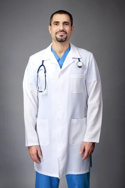 Porträt eines Arztes auf grauem Hintergrund — Stockfoto
