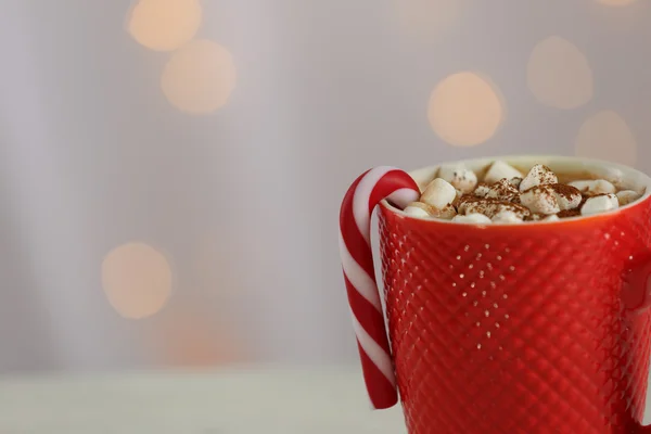 Een kopje van smakelijke cacao en marshmallow op onscherpe achtergrond — Stockfoto