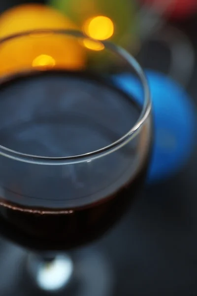Kieliszek czerwonego wina na tło zamazane pole — Zdjęcie stockowe
