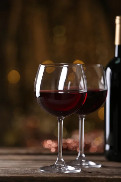 Czerwone wino i ozdoby świąteczne na drewnianym stole na drewniane tła — Zdjęcie stockowe