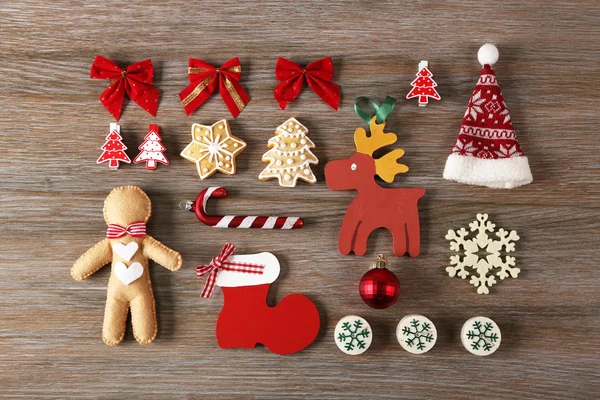 Kerstmis decoratie collectie op houten tafel bovenaanzicht — Stockfoto