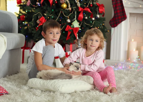 Grappige kinderen met geschenkdozen — Stockfoto