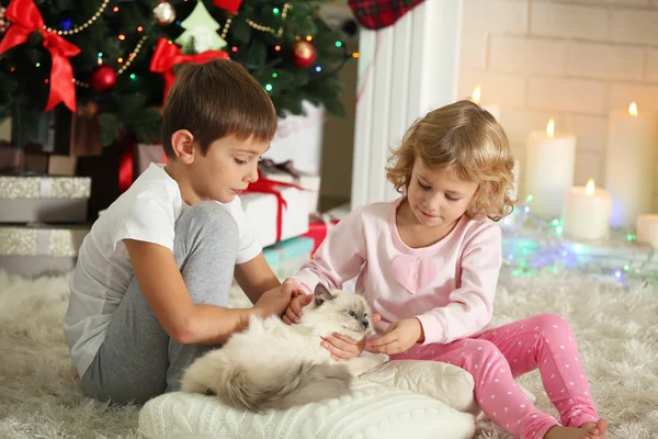 Bambini Divertenti Con Scatole Regalo Albero Natale Sullo Sfondo — Foto Stock