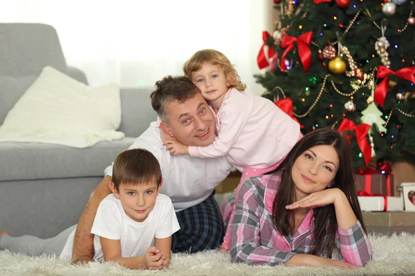 Familia de Navidad en casa — Foto de Stock