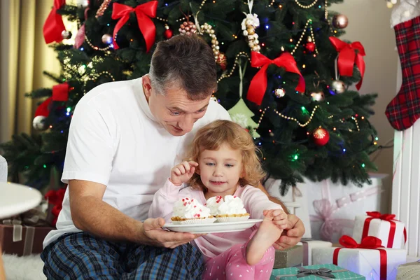 Far och dotter på jul — Stockfoto