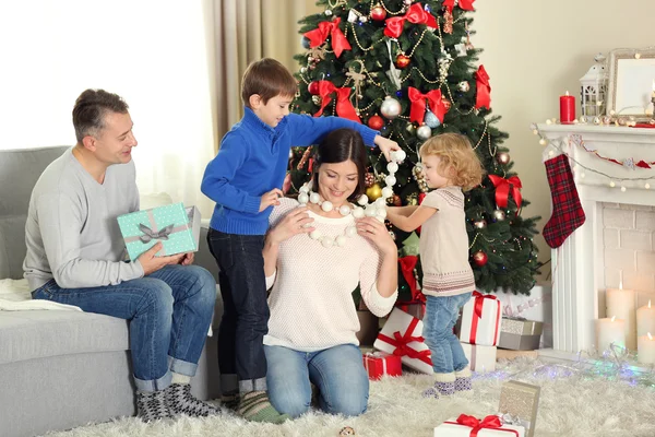 Gelukkige familie met geschenkdozen — Stockfoto