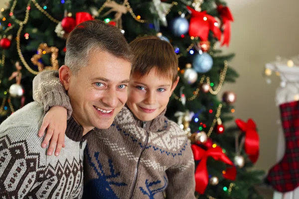 Padre e figlio a Natale — Foto Stock