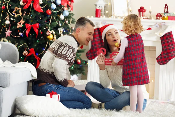 Familia feliz en el árbol de Navidad —  Fotos de Stock