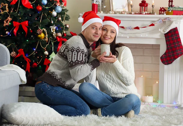 Lycklig familj på julgran — Stockfoto
