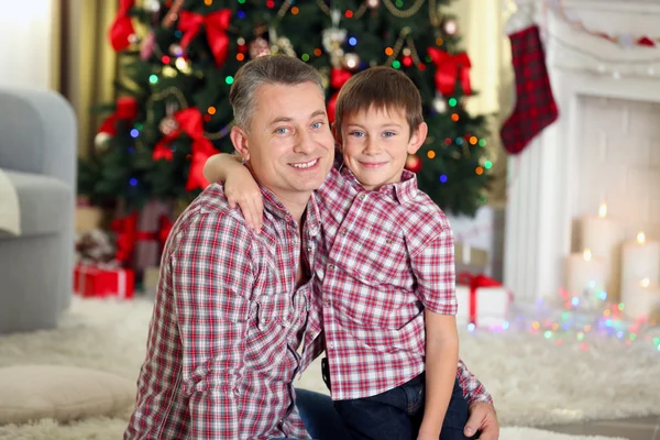Padre e hijo en Navidad —  Fotos de Stock