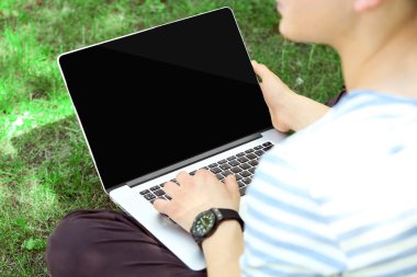 Bilgisayarlı genç adam