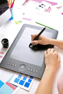 Grafik tablet üzerinde çizim sanatçı  