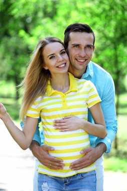 Kocası olan genç hamile bir kadın. 