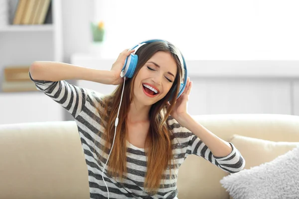 Vrouw die muziek luistert in een hoofdtelefoon — Stockfoto