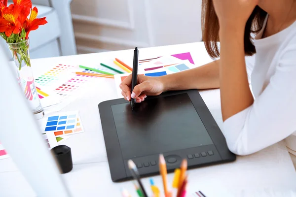 Artist drawing on graphic tablet — Stock Photo, Image