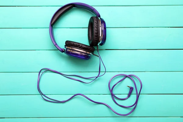 Auriculares sobre fondo de madera — Foto de Stock