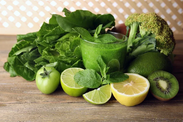 Grüner gesunder Saft mit Obst und Gemüse — Stockfoto