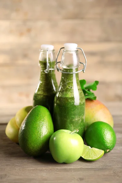 Groene gezond vruchtensap met groenten en kruiden — Stockfoto