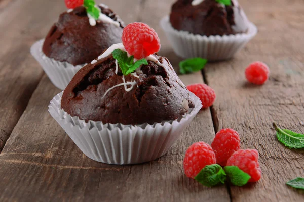 Çilek ile lezzetli çikolata cupcakes — Stok fotoğraf
