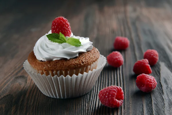 Delicious cupcake with berries — Stock Photo, Image