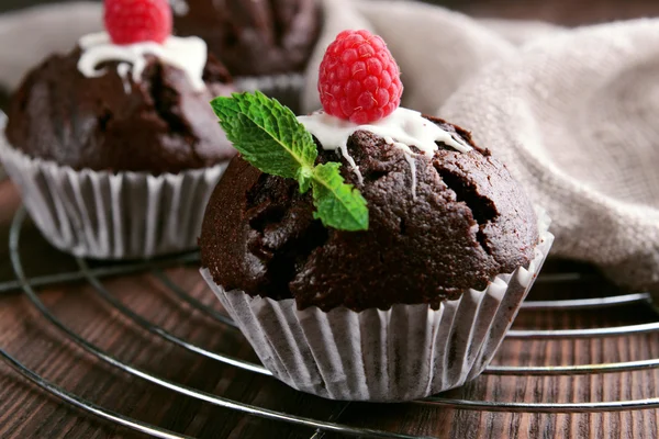 Deliciosos cupcakes de chocolate con bayas — Foto de Stock