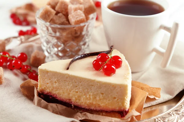 Cheesecake met bessen en kopje thee — Stockfoto